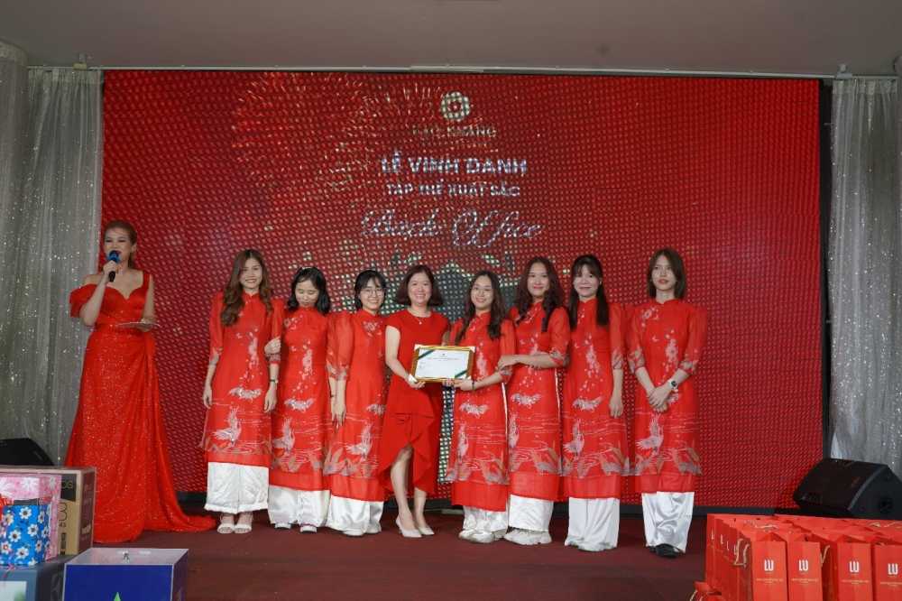 Những cô gái của phòng Back office vinh dự nhận giải thưởng tập thể xuất sắc từ lãnh đạo công ty Bảo Khang