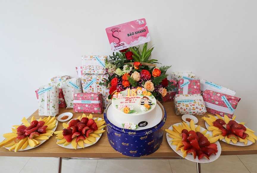 Hoa, quà và bánh kem được chuẩn bị chu đáo dành tặng nhân viên