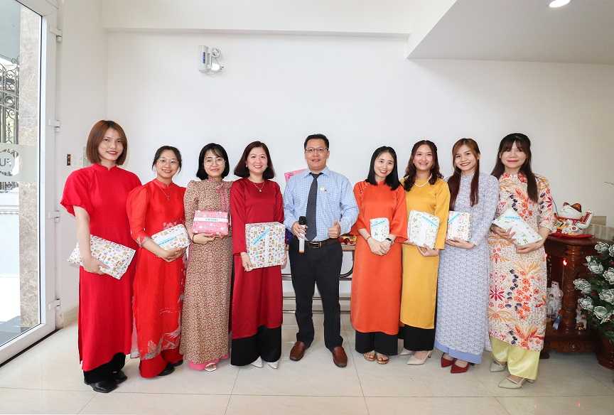 Nhân viên nữ nhận quà 8/3 từ công ty Bảo Khang