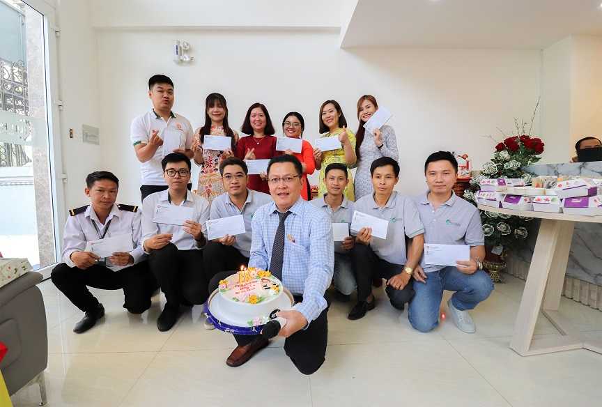 Các nhân viên có ngày sinh nhật trong Quý 1 nhận quà từ Bảo Khang