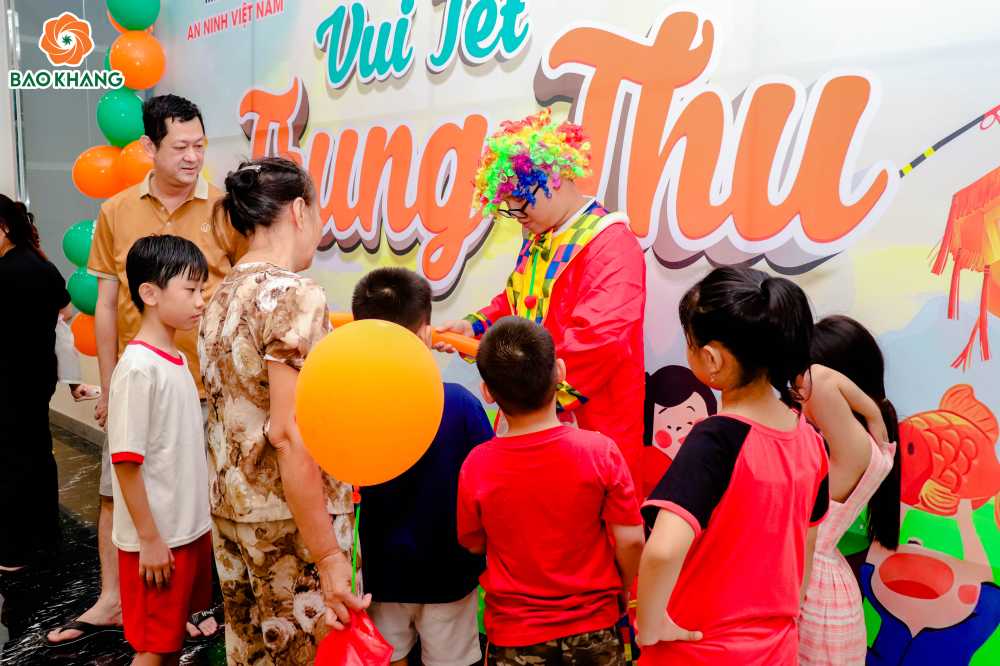 Chú hề thổi bong bóng với những tạo hình quen thuộc