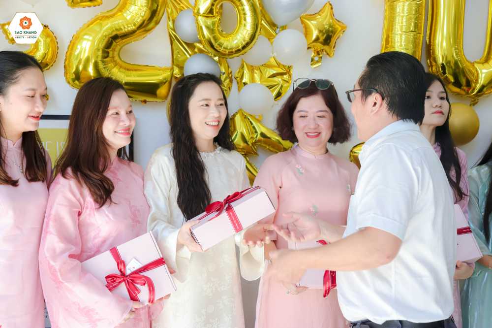Tổng Giám Đốc Bảo Khang Corp trao quà cho thành viên công ty 