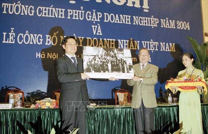 Thủ tướng Chính phủ Phan Văn Khải đã ký Quyết định số 990/QĐ-TTg về Ngày Doanh nhân Việt Nam