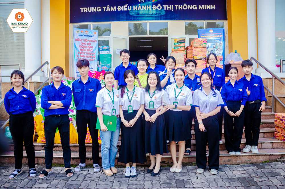 Bảo Khang Holdings chụp ảnh cùng các tình nguyện viên tại MTTQVN phường Tân Mỹ